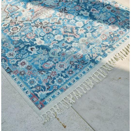 modry vzorovany vinateg koberec umyvatelny klasicky bordovy svetlomodry dekoracia textilie domov veranda terasa spalna obyvacka.jpg